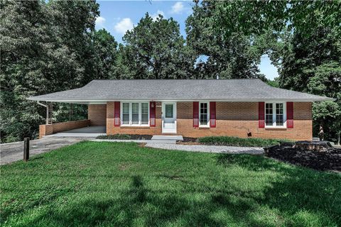 Homes For Sale - 2011 Forest Drive<br/> Seneca, SC 29672