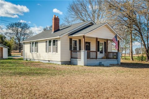 Homes For Sale - 608 Belton Highway<br/> Williamston, SC 29697