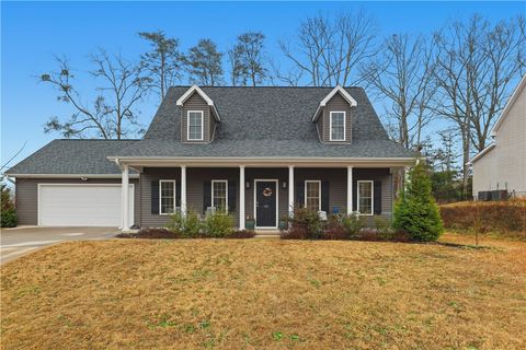 Photo of 103 W Chestnut Court, Central, SC 29630 (MLS # 20296347)