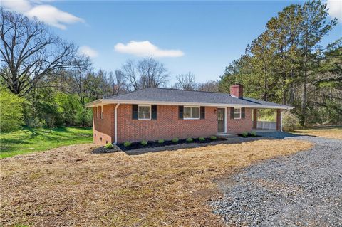Photo of 198 Pittman Circle, Westminster, SC 29693 (MLS # 20298552)