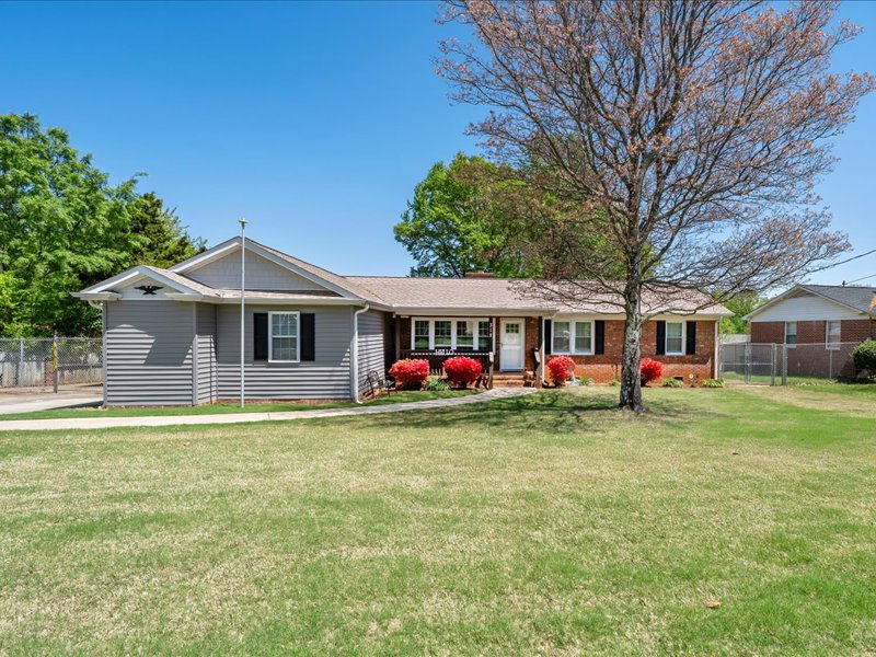 312 Pine Knoll Drive, Greenville, South Carolina image 1