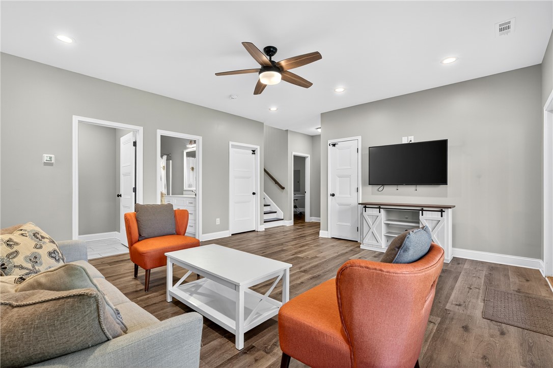 West Union, South Carolina 29696, United States, 4 Bedrooms Bedrooms, ,5 BathroomsBathrooms,Residential,Active,215866