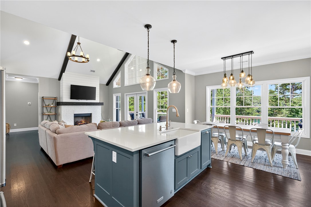 West Union, South Carolina 29696, United States, 4 Bedrooms Bedrooms, ,5 BathroomsBathrooms,Residential,Active,215866