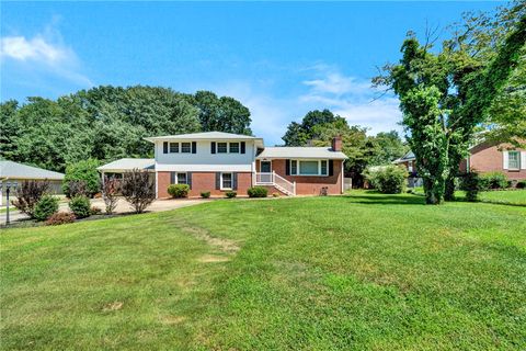 Homes For Sale - 2010 Boulevard Heights<br/> Anderson, SC 29621