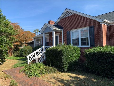 Photo of 805 S Oak Street, Seneca, SC 29678 (MLS # 20294514)