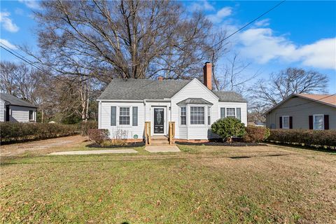 Photo of 7 S Haven Drive, Greenville, SC 29617 (MLS # 20296419)