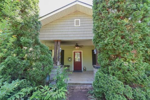 Photo of 1009 N Main Street, Abbeville, SC 29620 (MLS # 20301008)