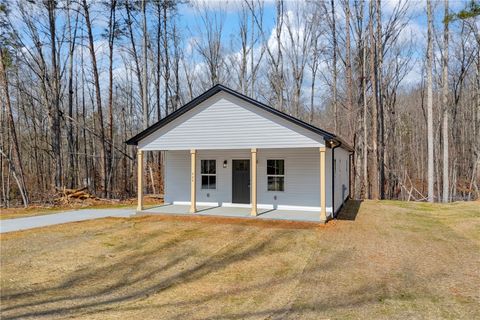 Photo of 426 E Sheffield Drive, Westminster, SC 29693 (MLS # 20298352)