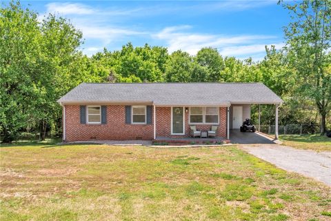 Photo of 300 Fox Squirrel Ridge Road, Pickens, SC 29671 (MLS # 20300682)