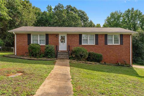 Photo of 102 Thomas Drive, Williamston, SC 29697 (MLS # 20302095)