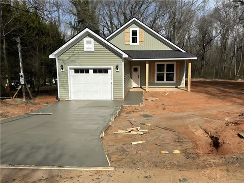 Photo of 209 Poplar Lane, Anderson, SC 29624 (MLS # 20296014)