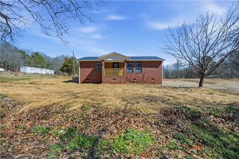 Photo of 220 Owens Circle, Anderson, SC 29625 (MLS # 20297953)