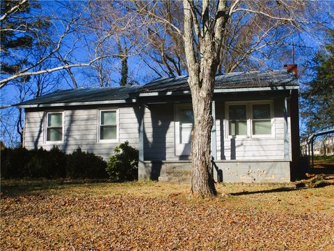 Photo of 417 Welborn Road, West Union, SC 29696 (MLS # 20295926)