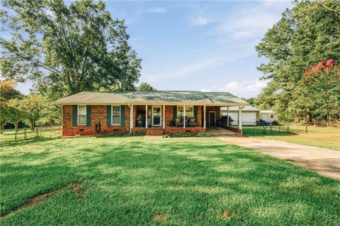 Photo of 303 Meadow Drive, Seneca, SC 29678 (MLS # 20306441)