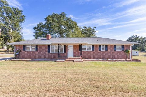 Photo of 2501 Dobbins Bridge Road, Anderson, SC 29626 (MLS # 20293890)