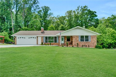 Photo of 1113 Fox Squirrel Ridge Road, Pickens, SC 29671 (MLS # 20293354) Photo of 1113 Fox Squirrel Ridge Road, Pickens, SC 29671 (MLS # 20293354)