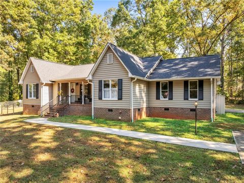 Photo of 126 Edinburg Road, Pickens, SC 29671 (MLS # 20293880)