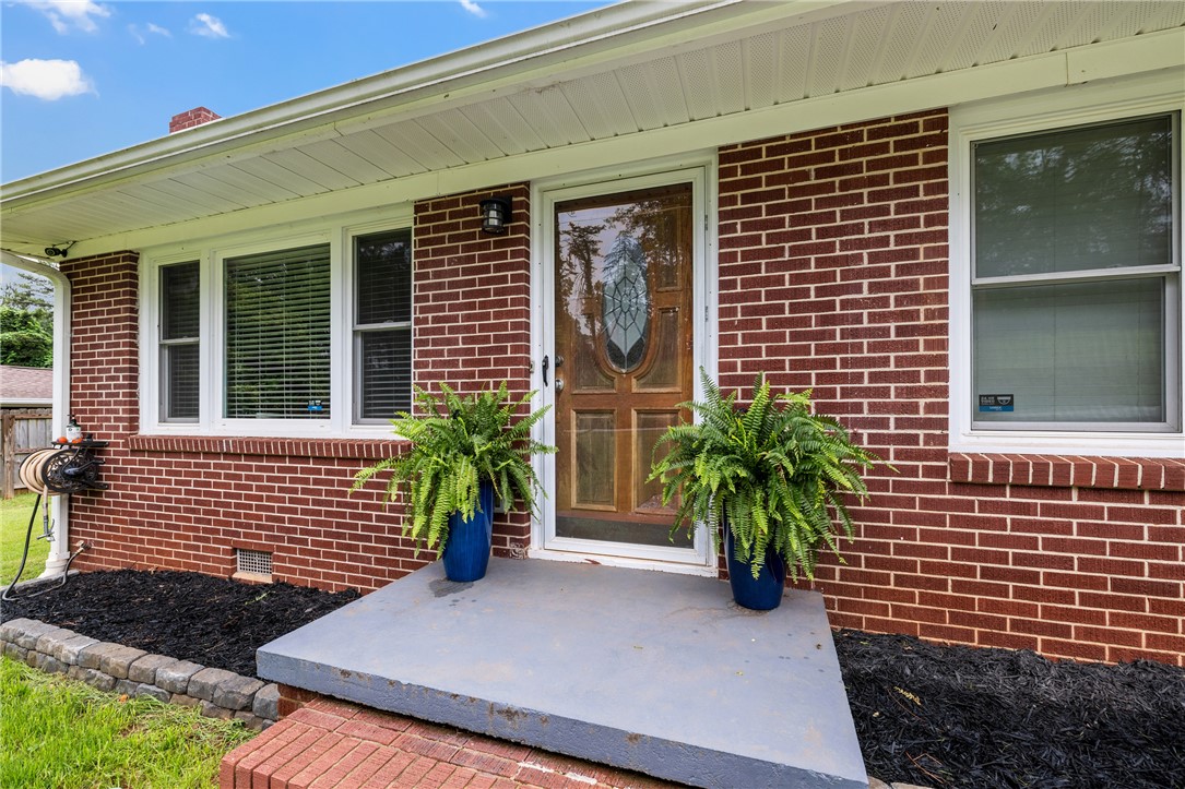 304 Mountain View Drive, Seneca, South Carolina image 4