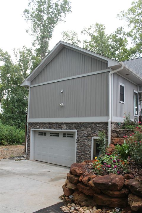 Photo of 332 Two Rivers Drive, Westminster, SC 29693 (MLS # 20300137)