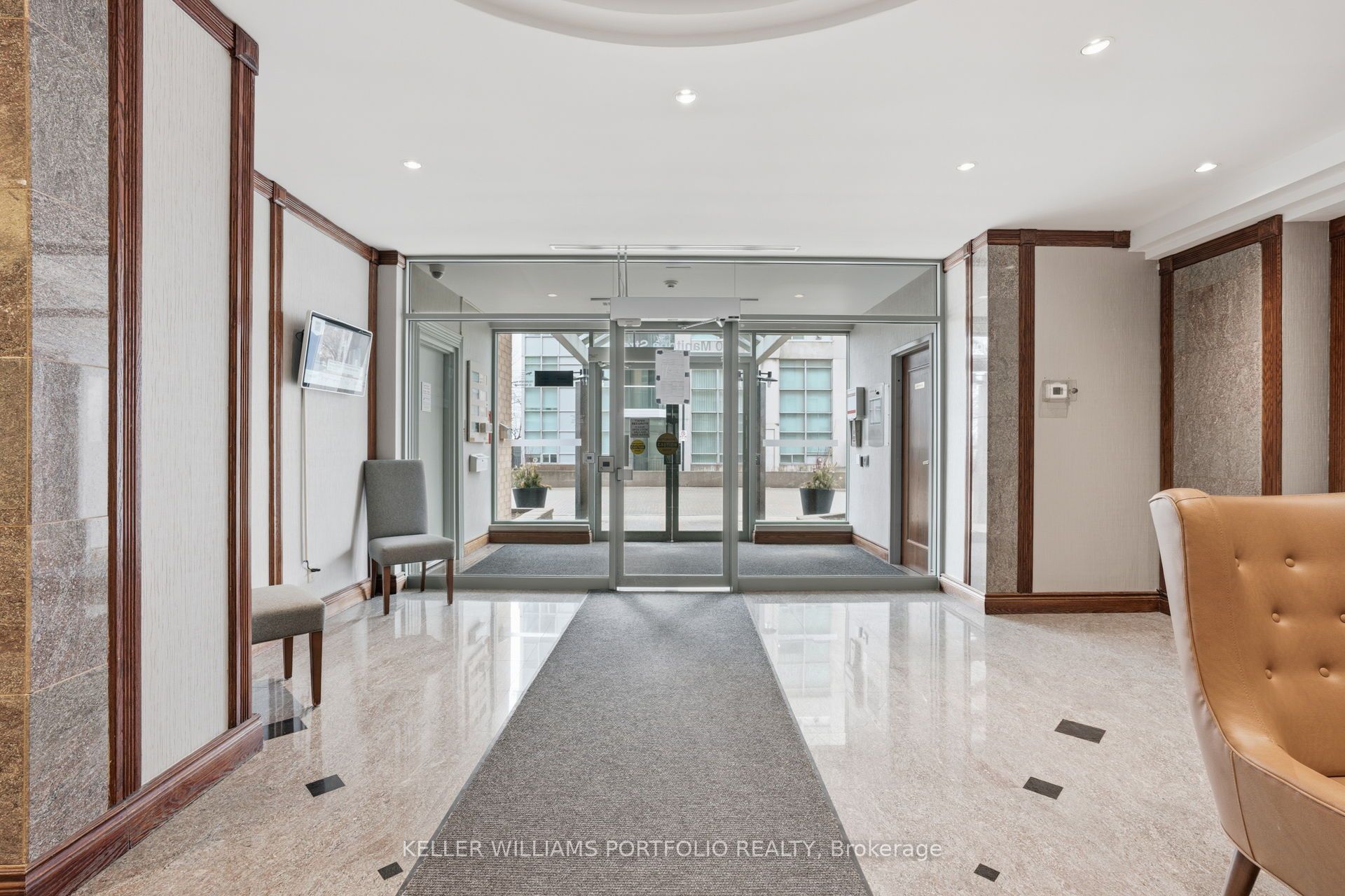 190 Manitoba Street 802