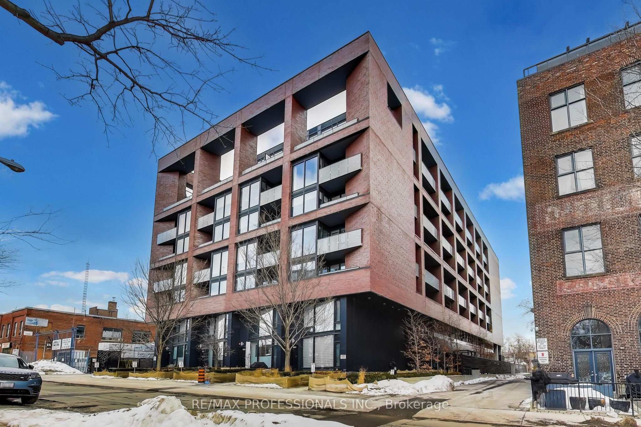 383 Sorauren Avenue 414