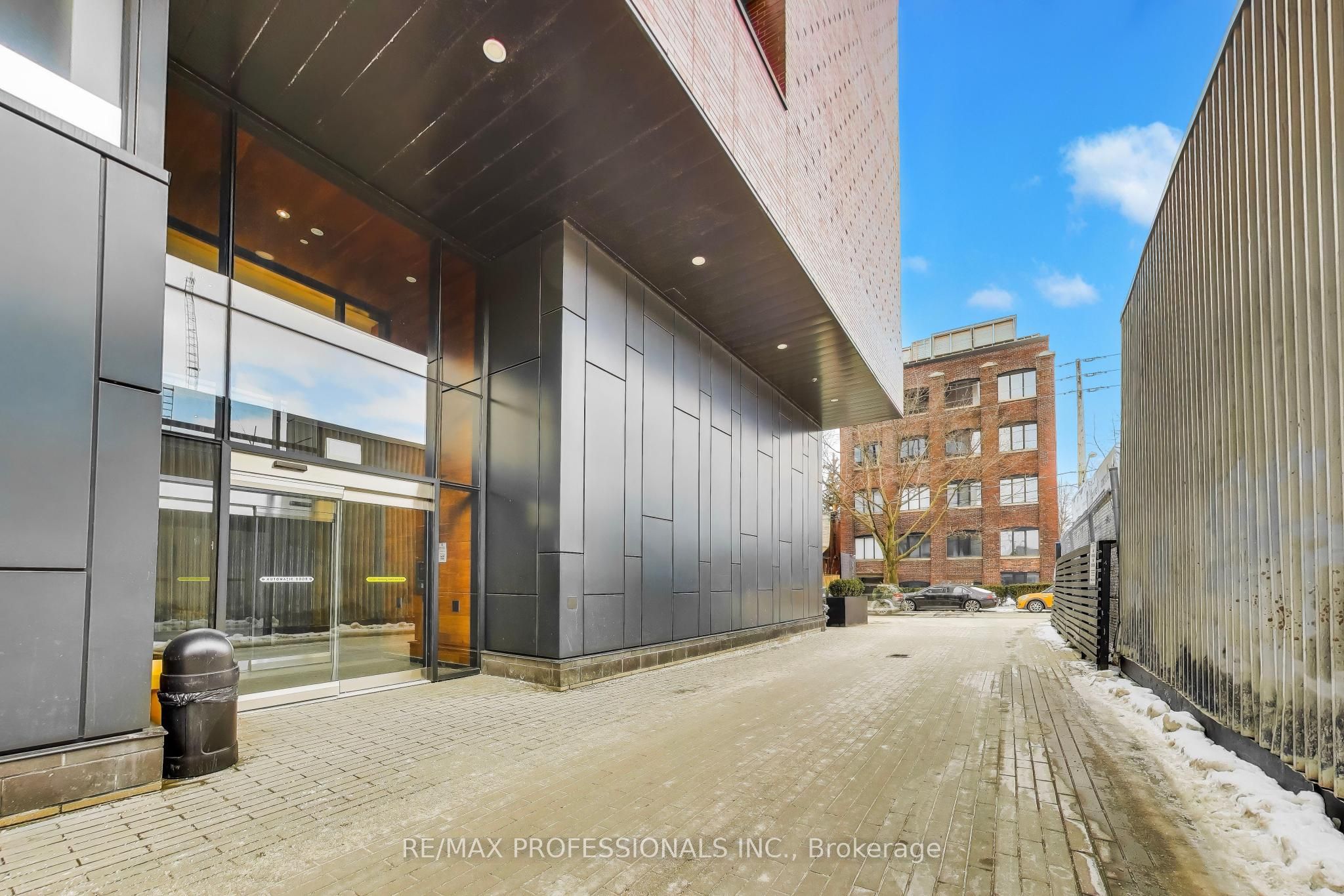 383 Sorauren Avenue 414