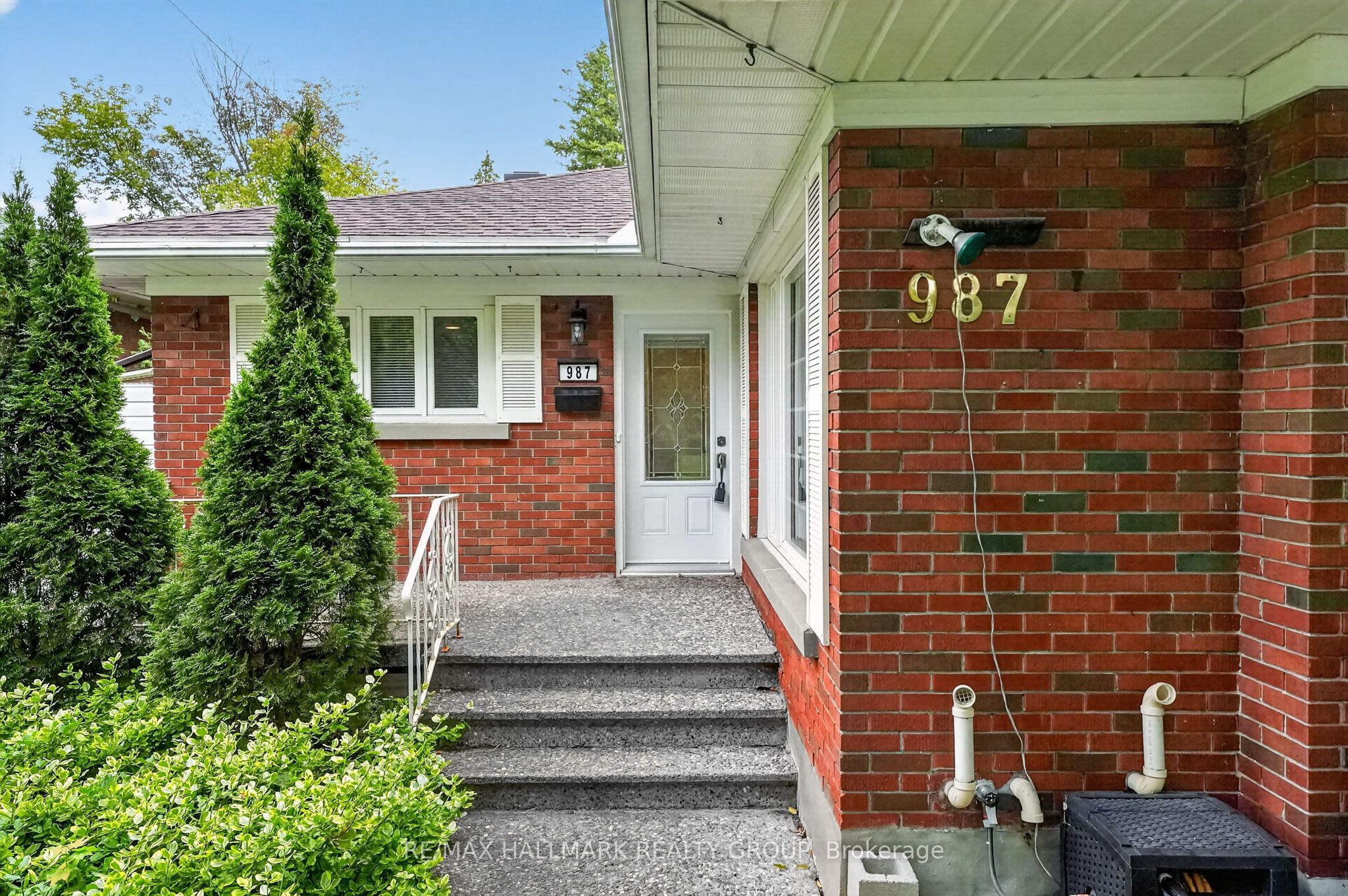 987 Neville Street