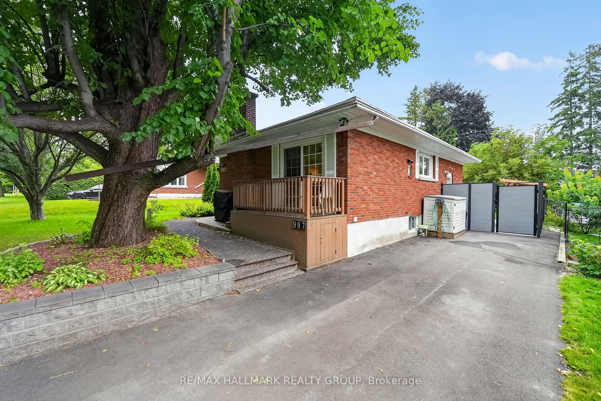 987 Neville Street
