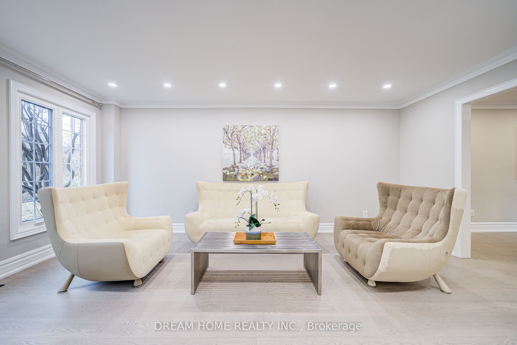 352 Kennedy Street W