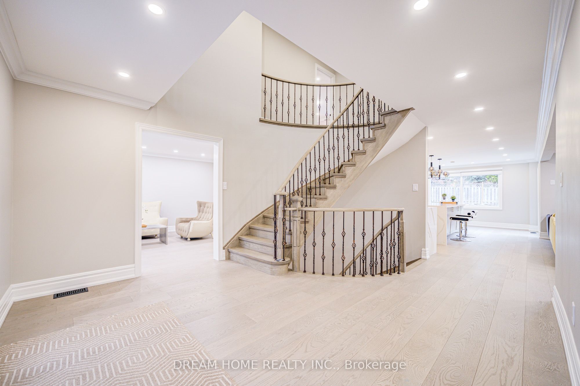 352 Kennedy Street W