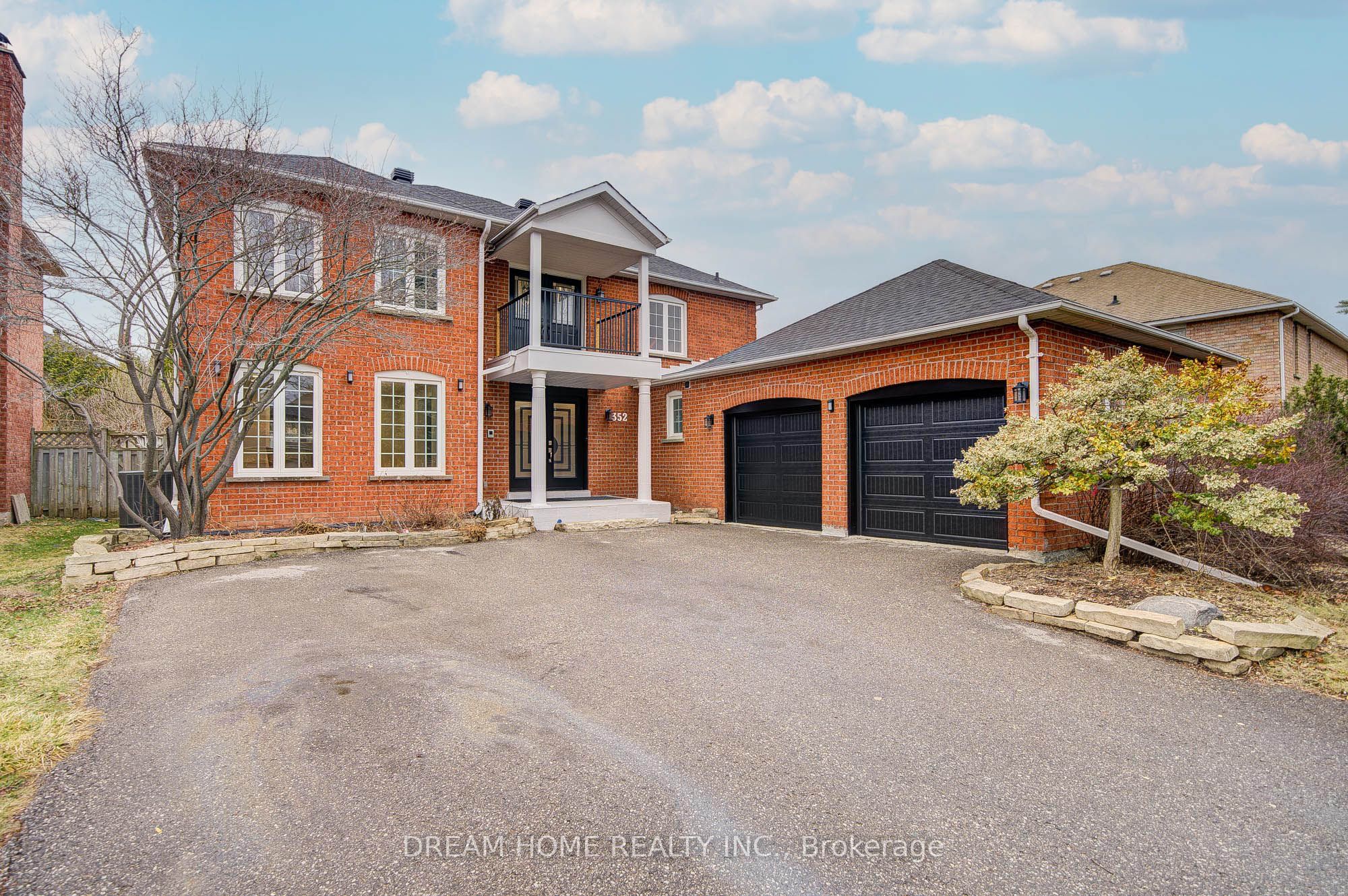 352 Kennedy Street W