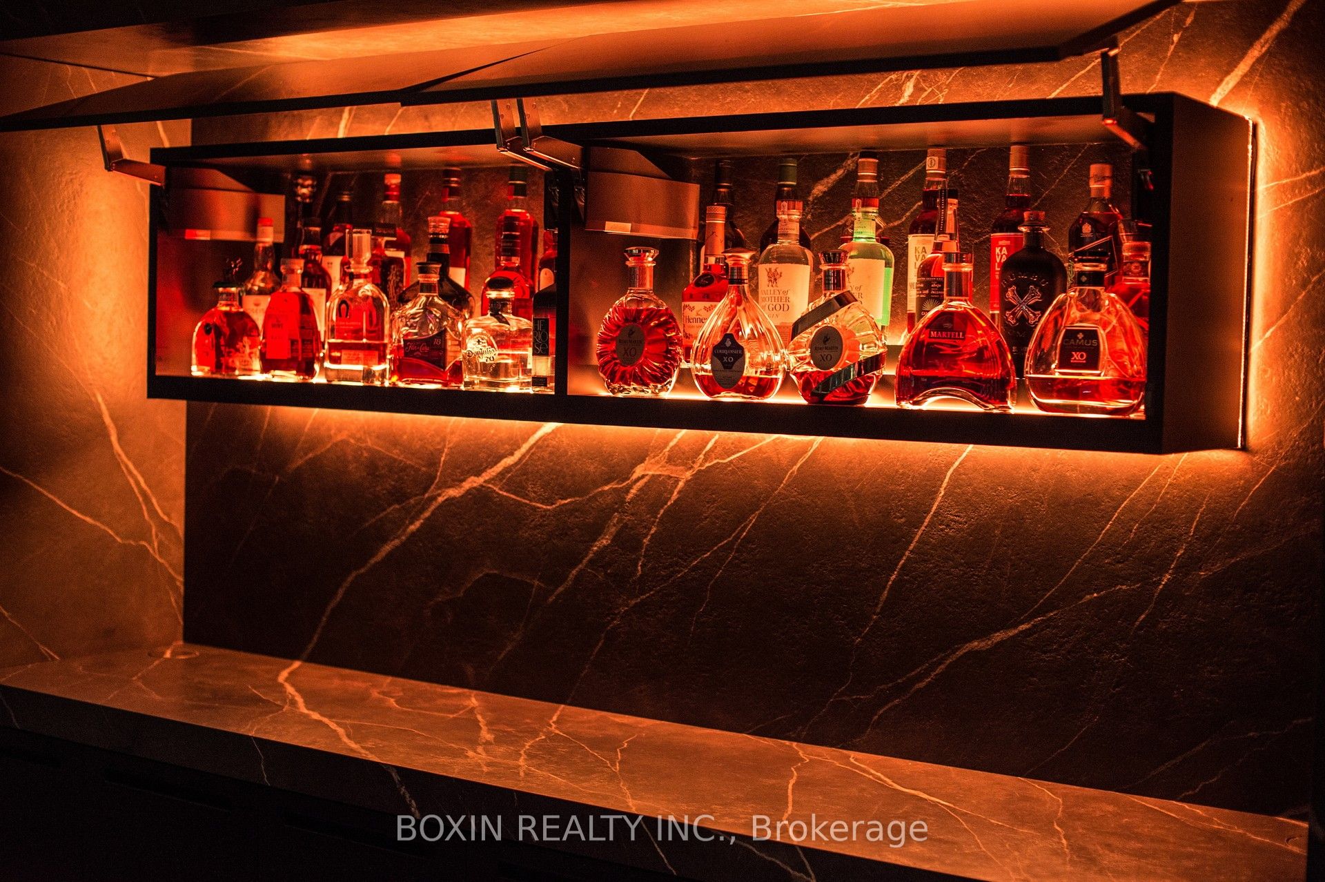 180 University Avenue 3301