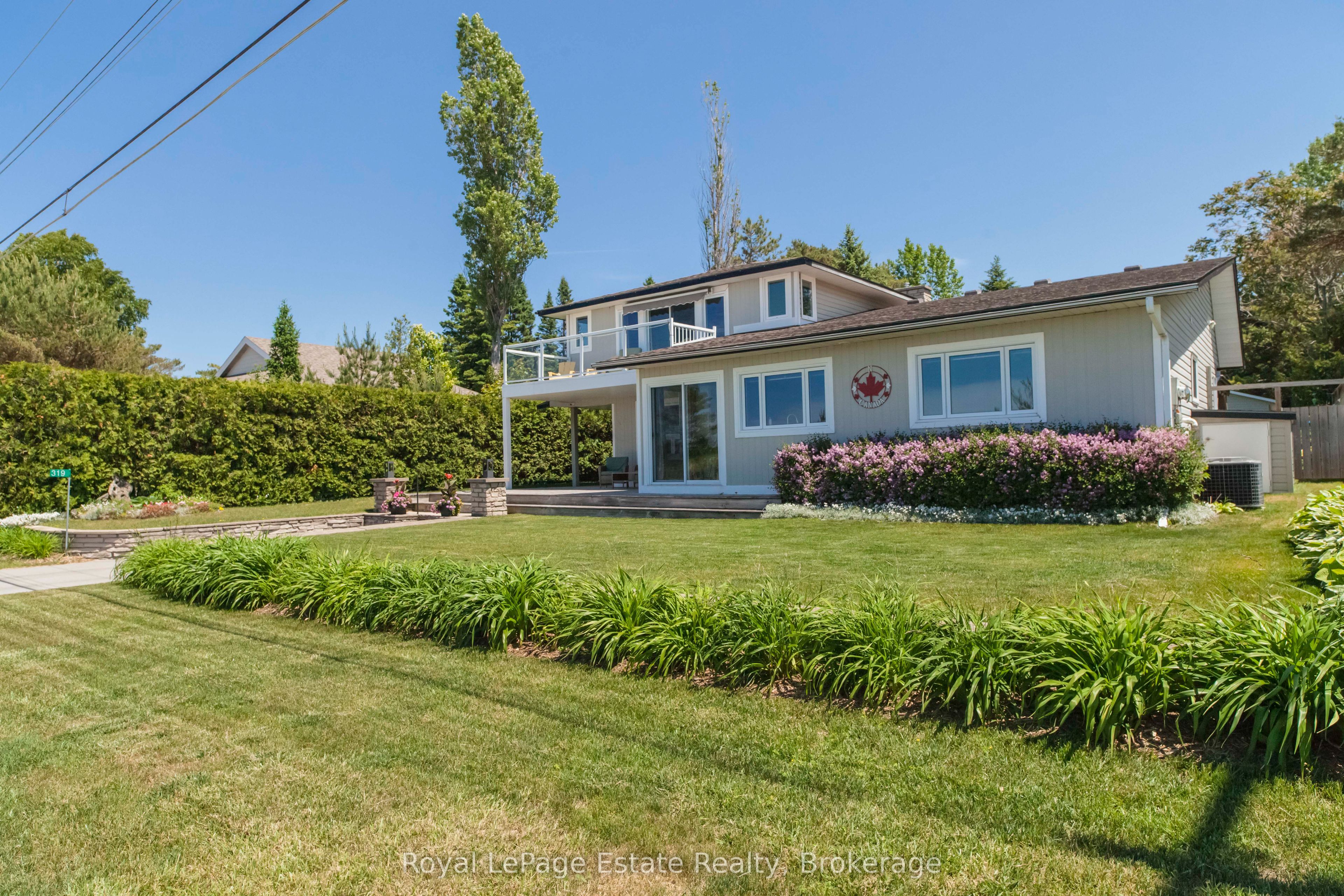 319 Lakeshore Boulevard N