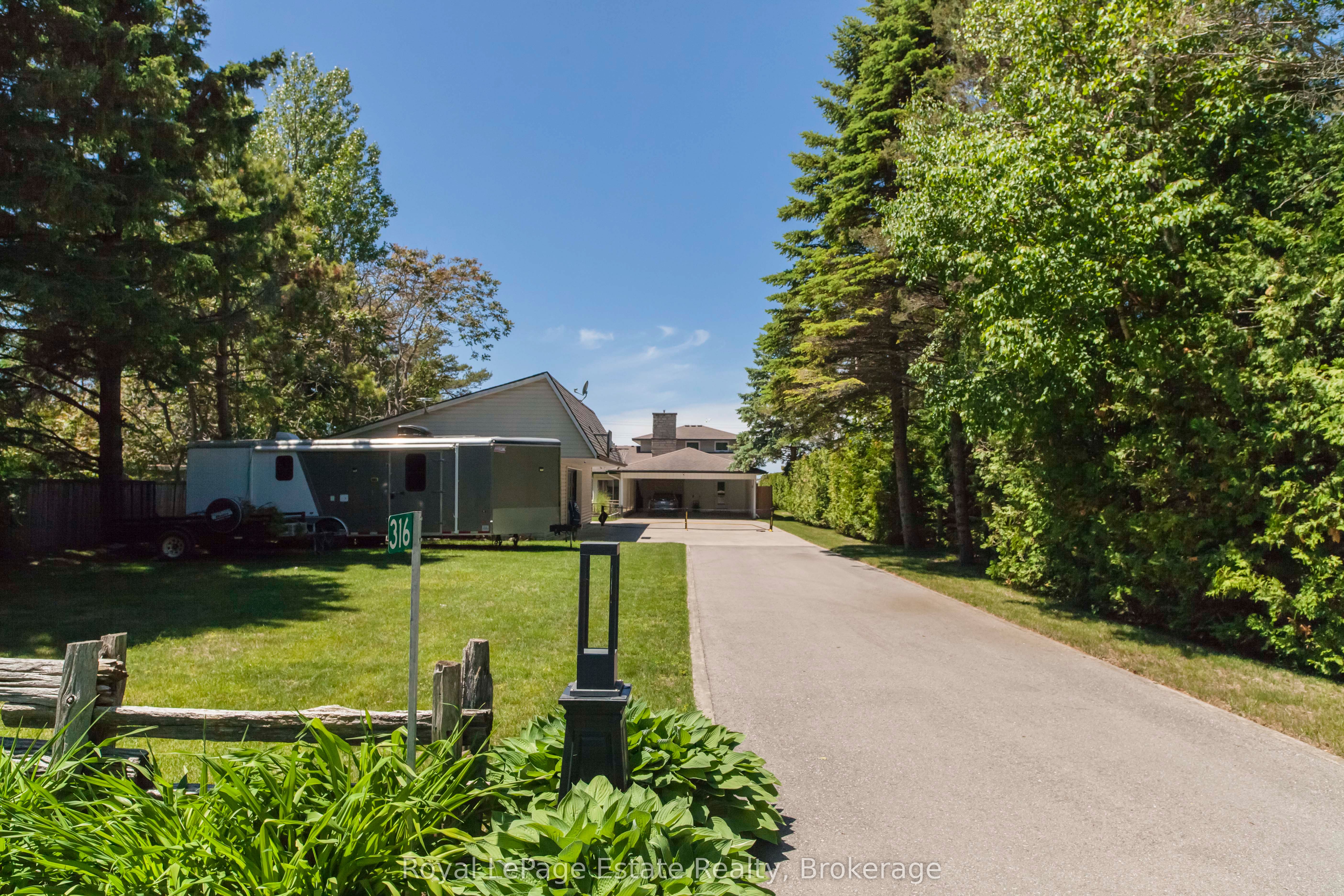 319 Lakeshore Boulevard N