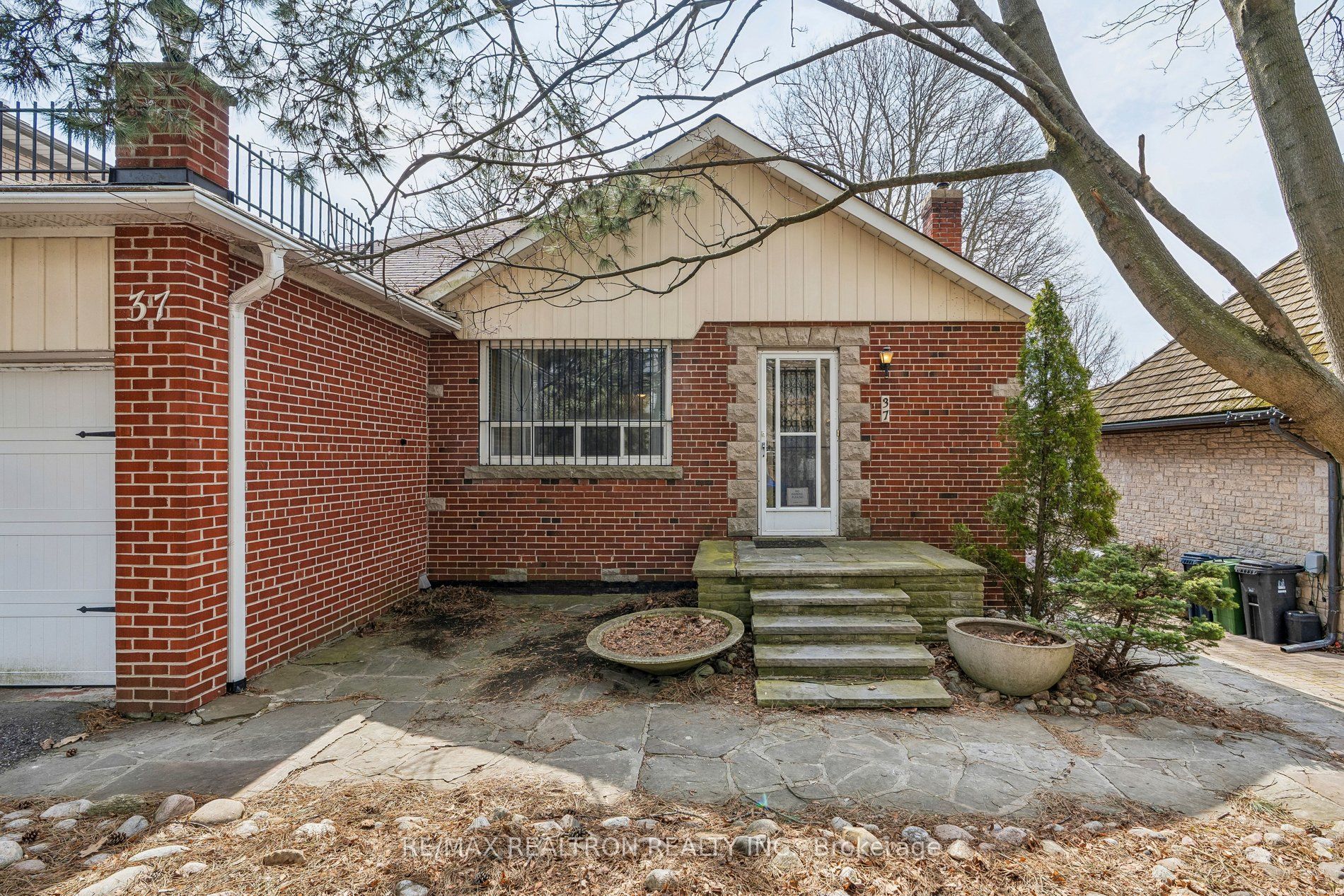 37 Sunnypoint Crescent