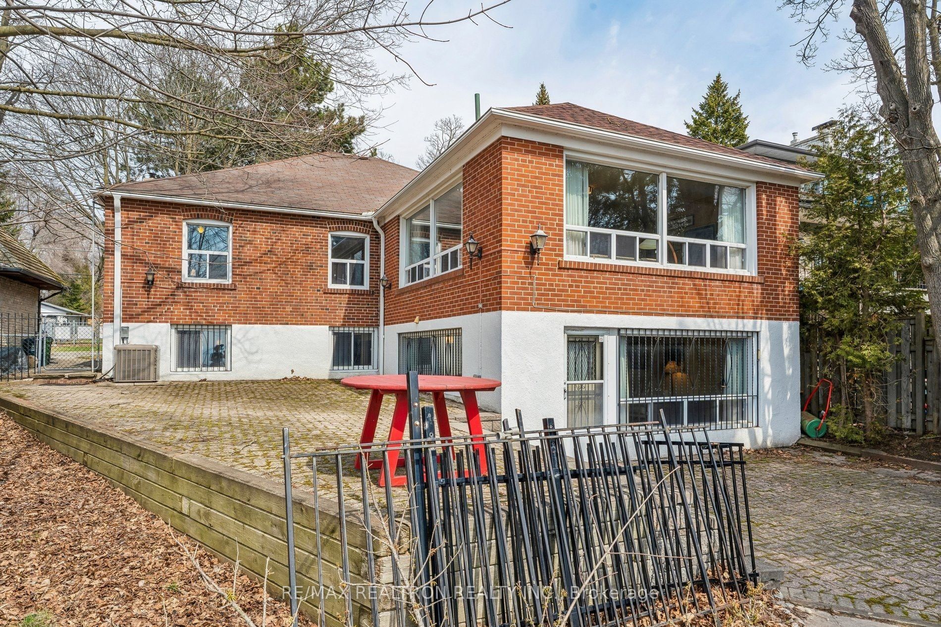 37 Sunnypoint Crescent