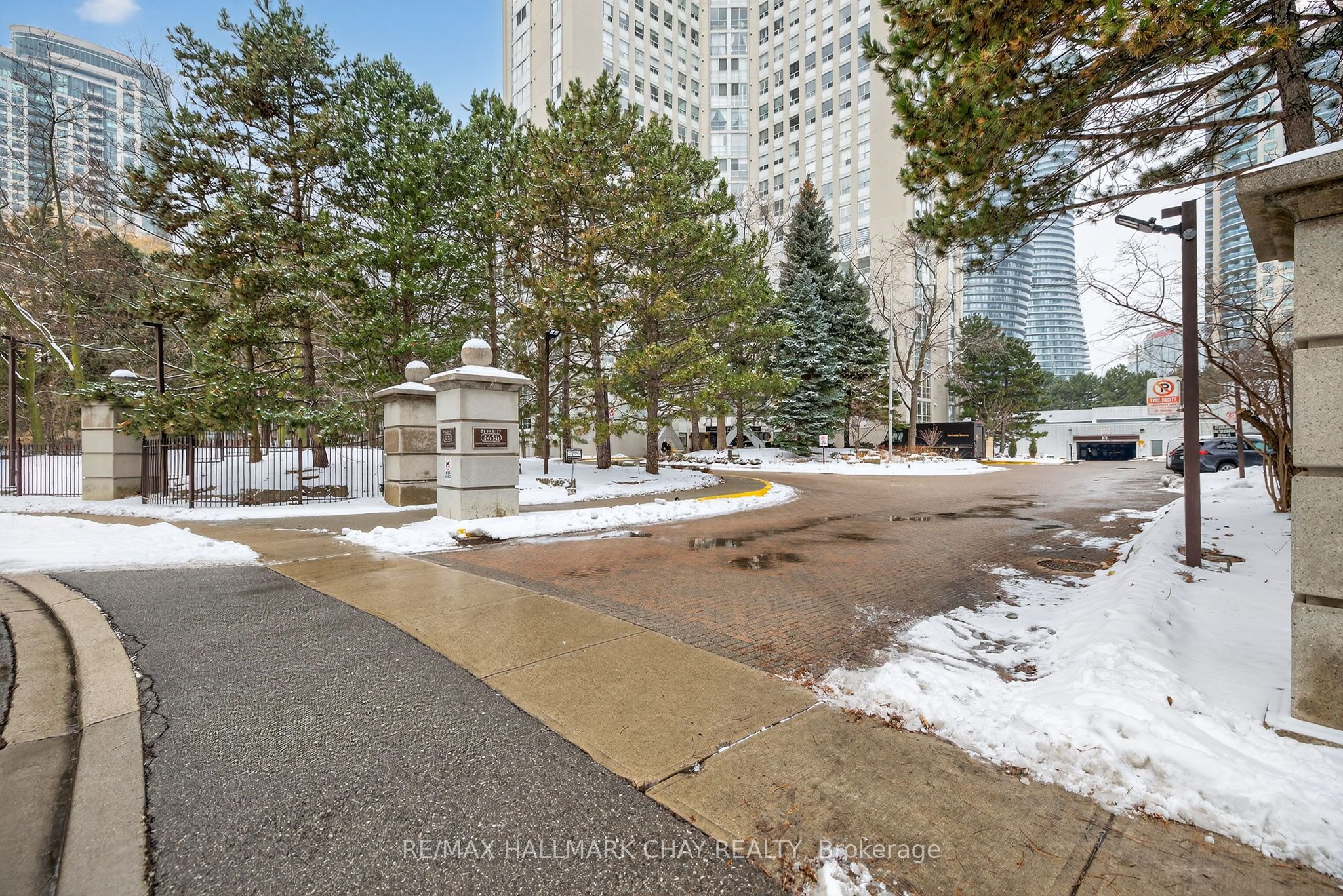 3650 Kaneff Crescent 501