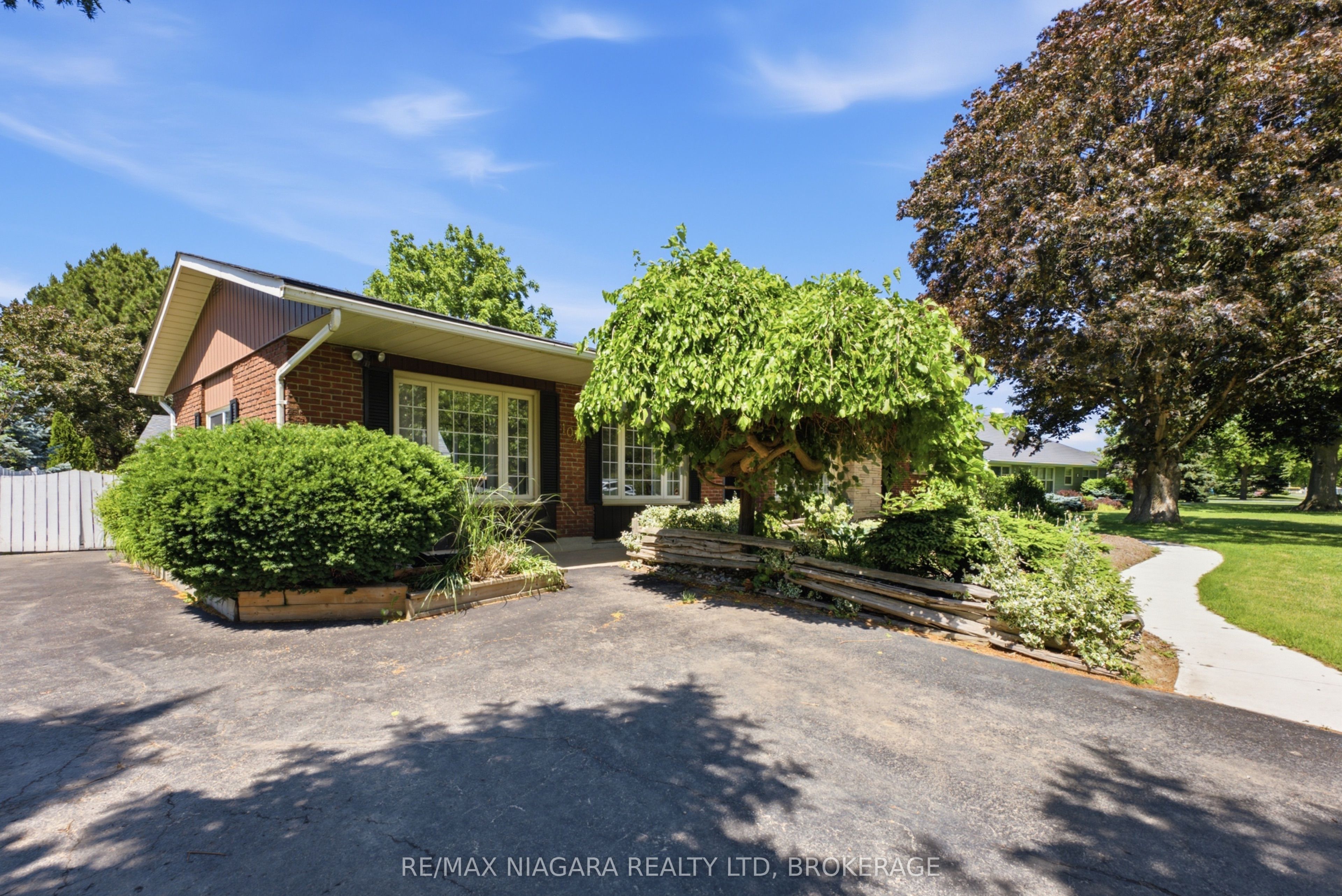1042 Lakeshore Road W