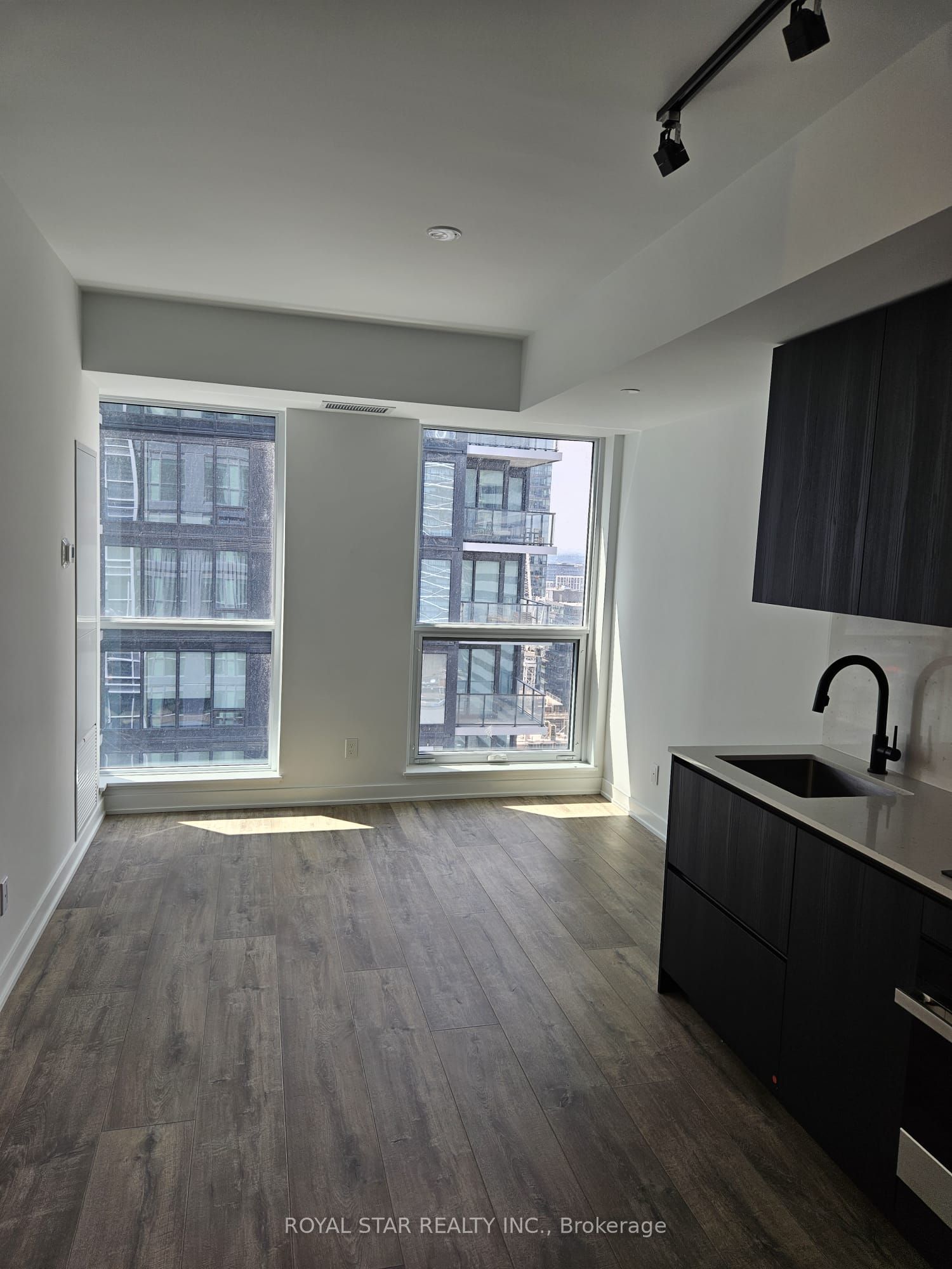 327 King Street W 2205
