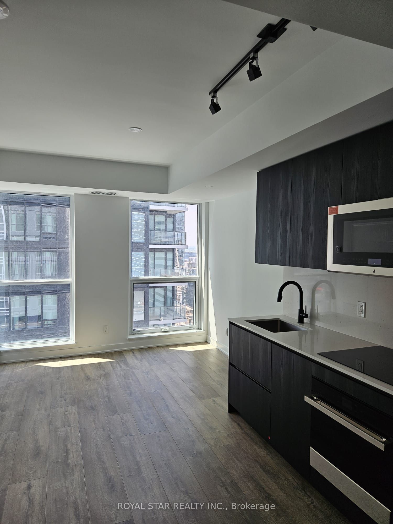 327 King Street W 2205