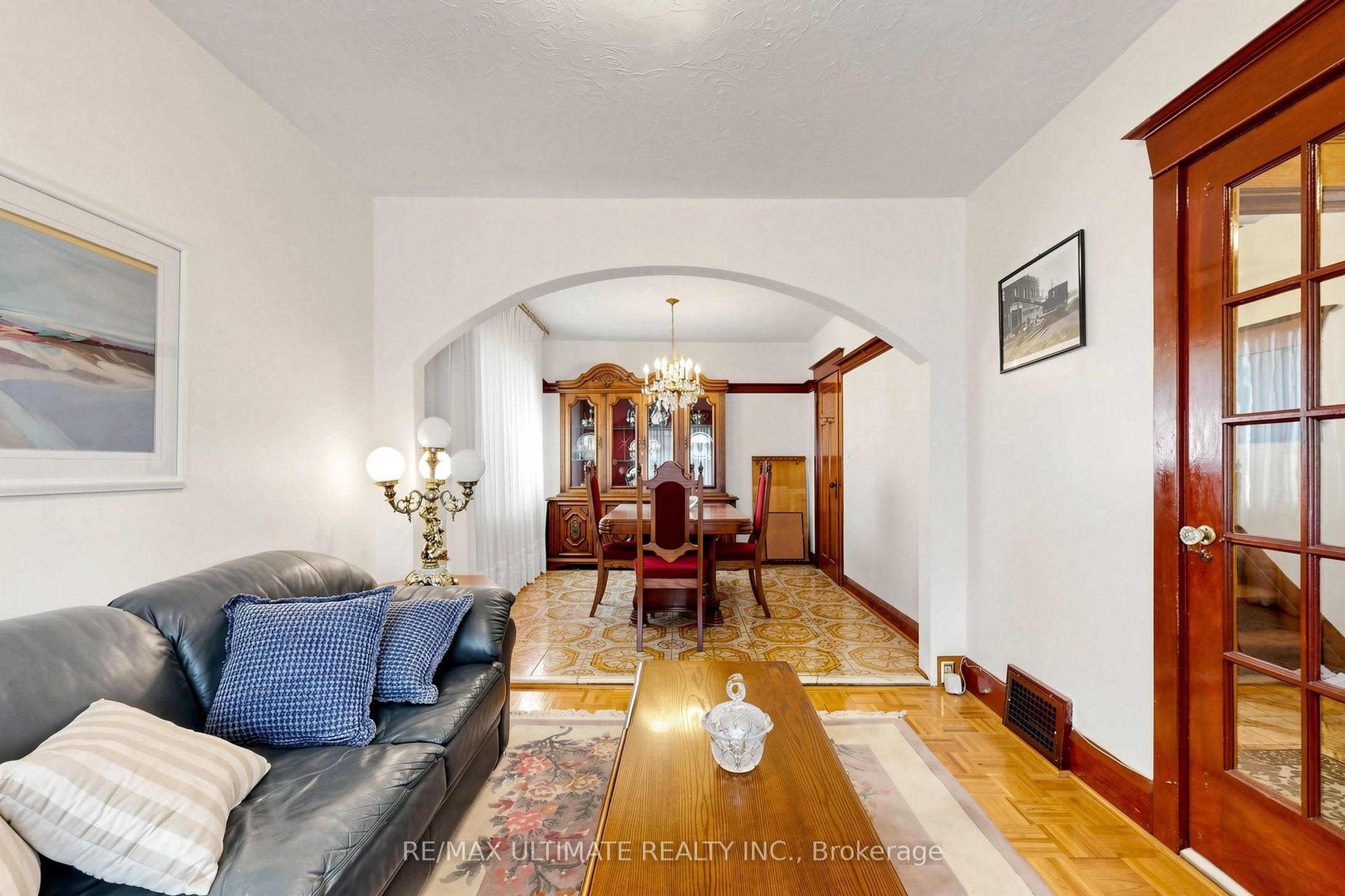 494 Oakwood Avenue W