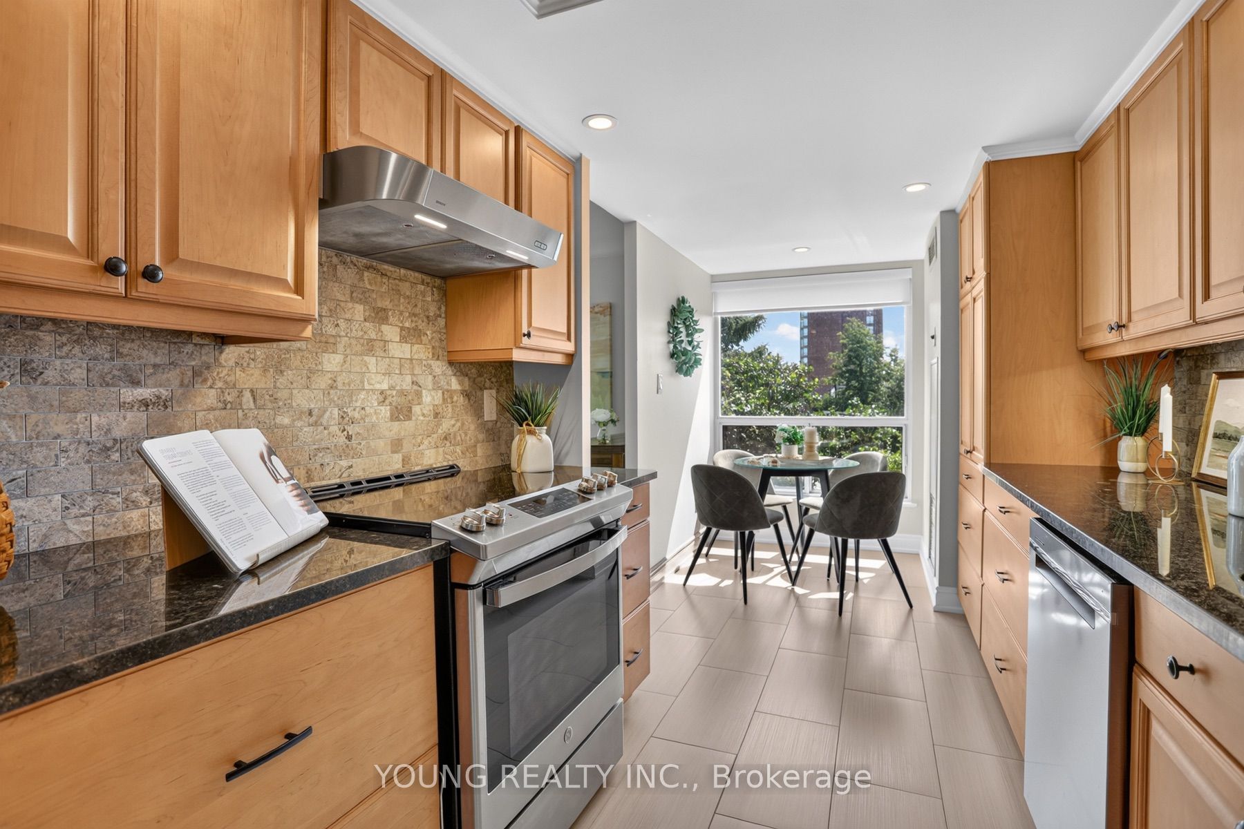 712 ROSSLAND Road E 203