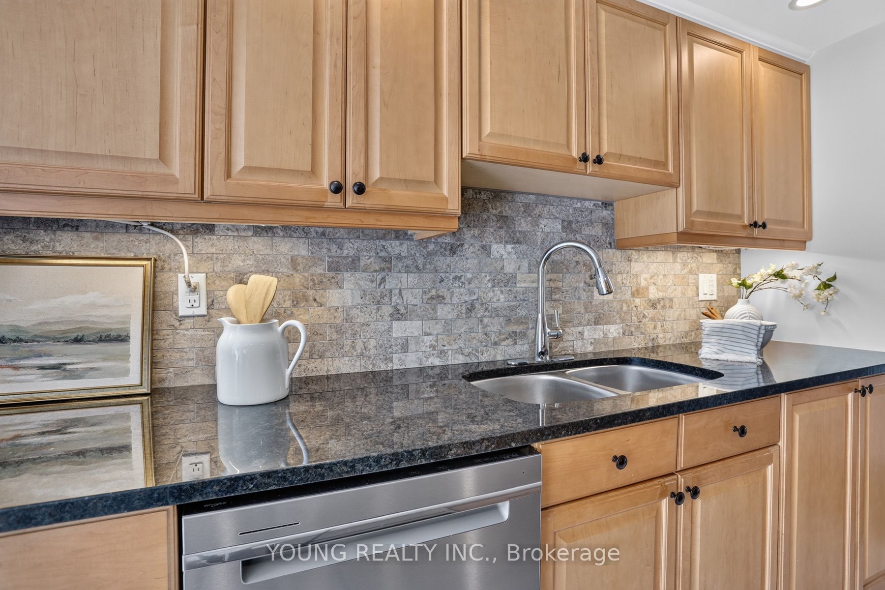 712 ROSSLAND Road E 203