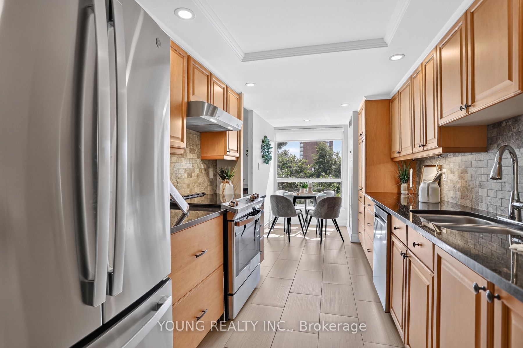 712 ROSSLAND Road E 203