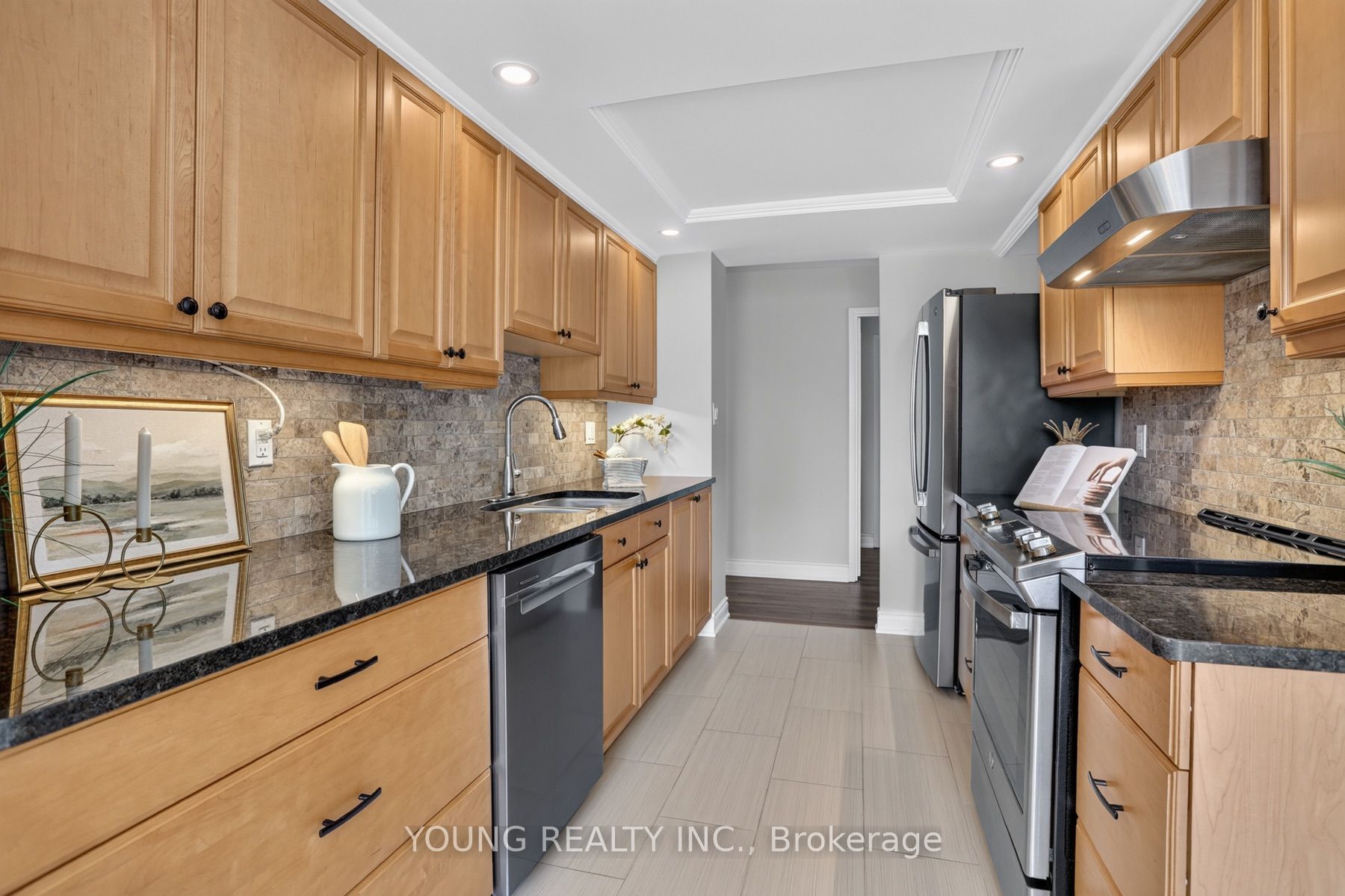 712 ROSSLAND Road E 203