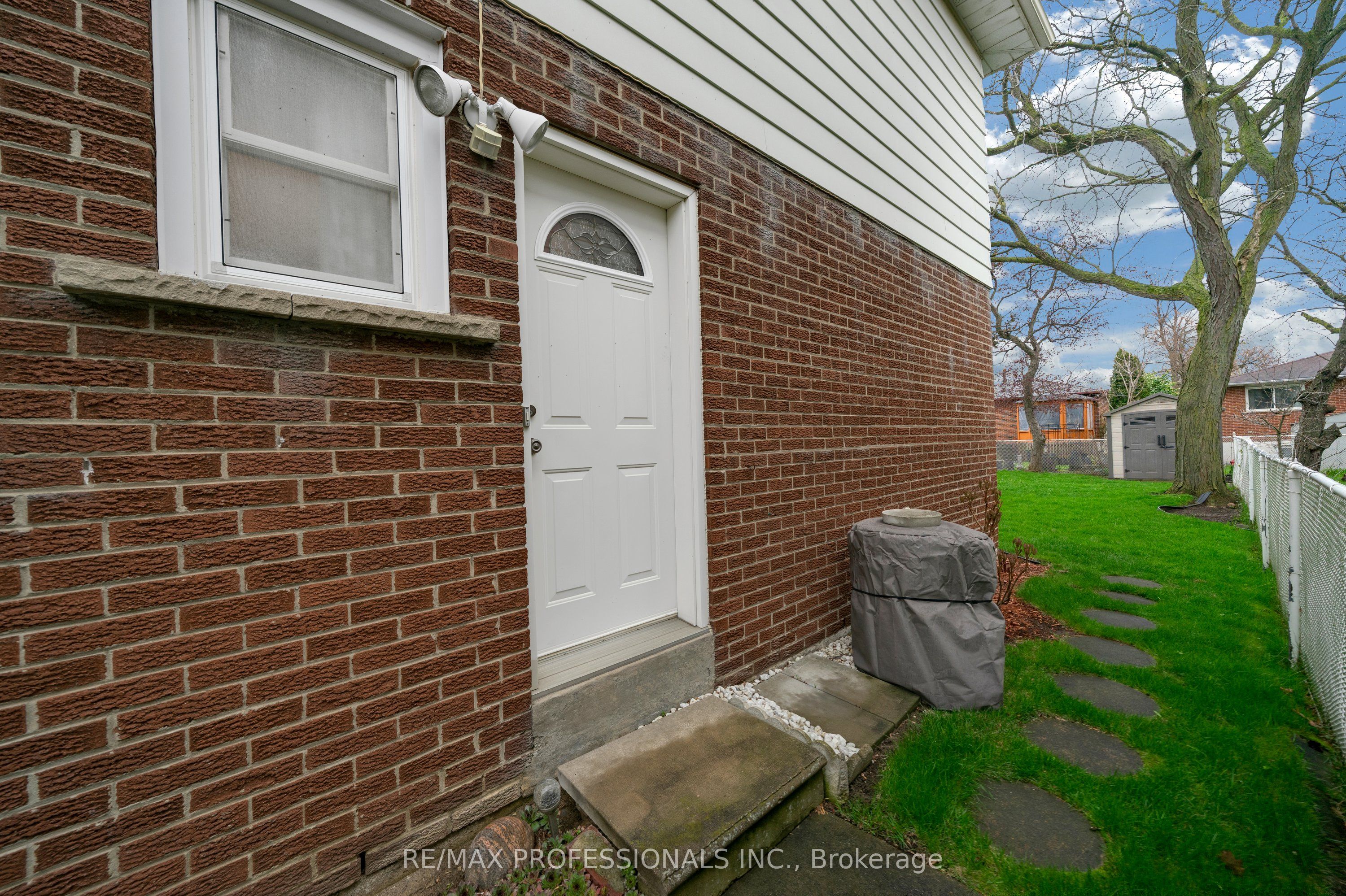 1877 Silverberry Crescent