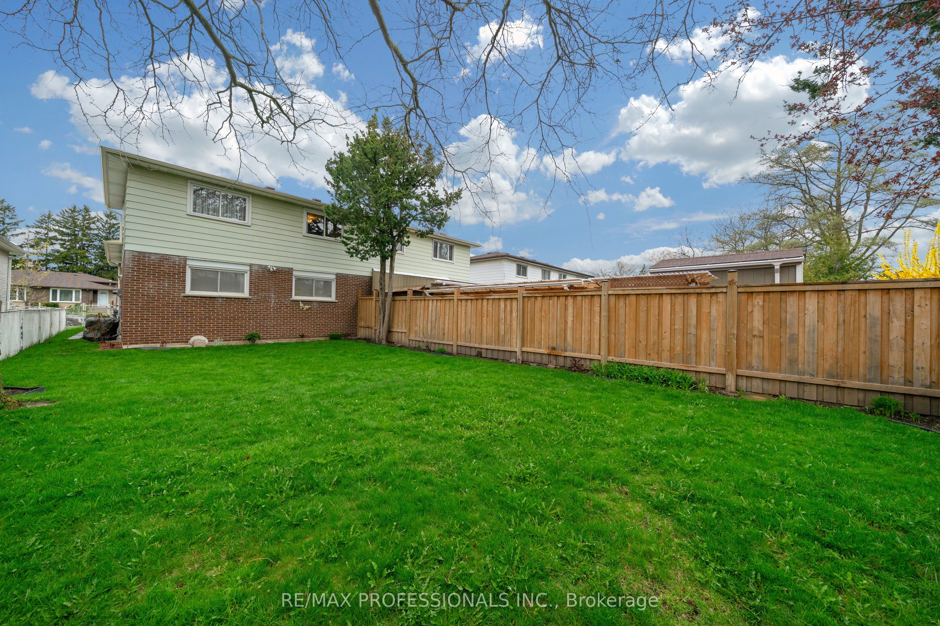 1877 Silverberry Crescent