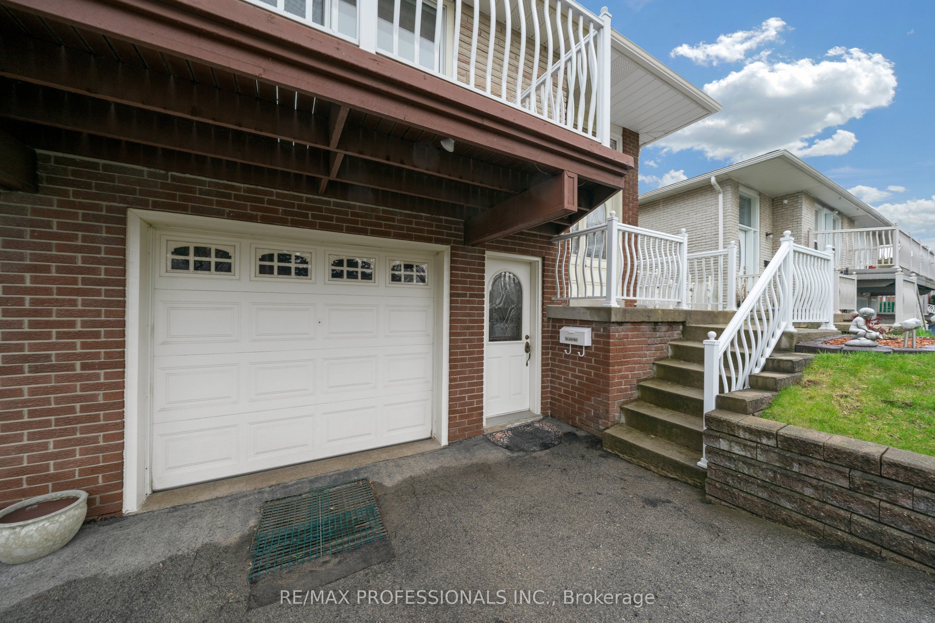 1877 Silverberry Crescent