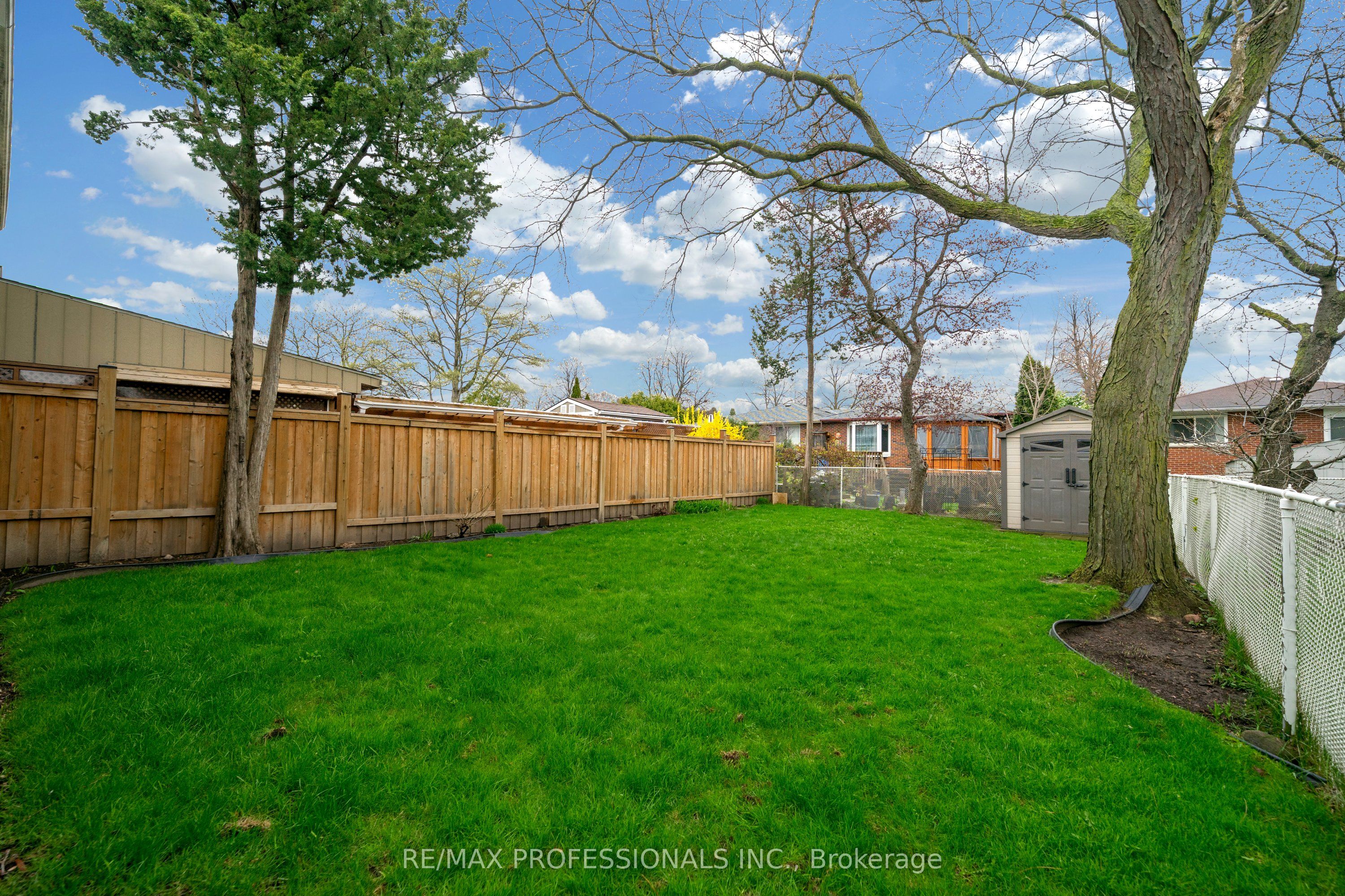1877 Silverberry Crescent
