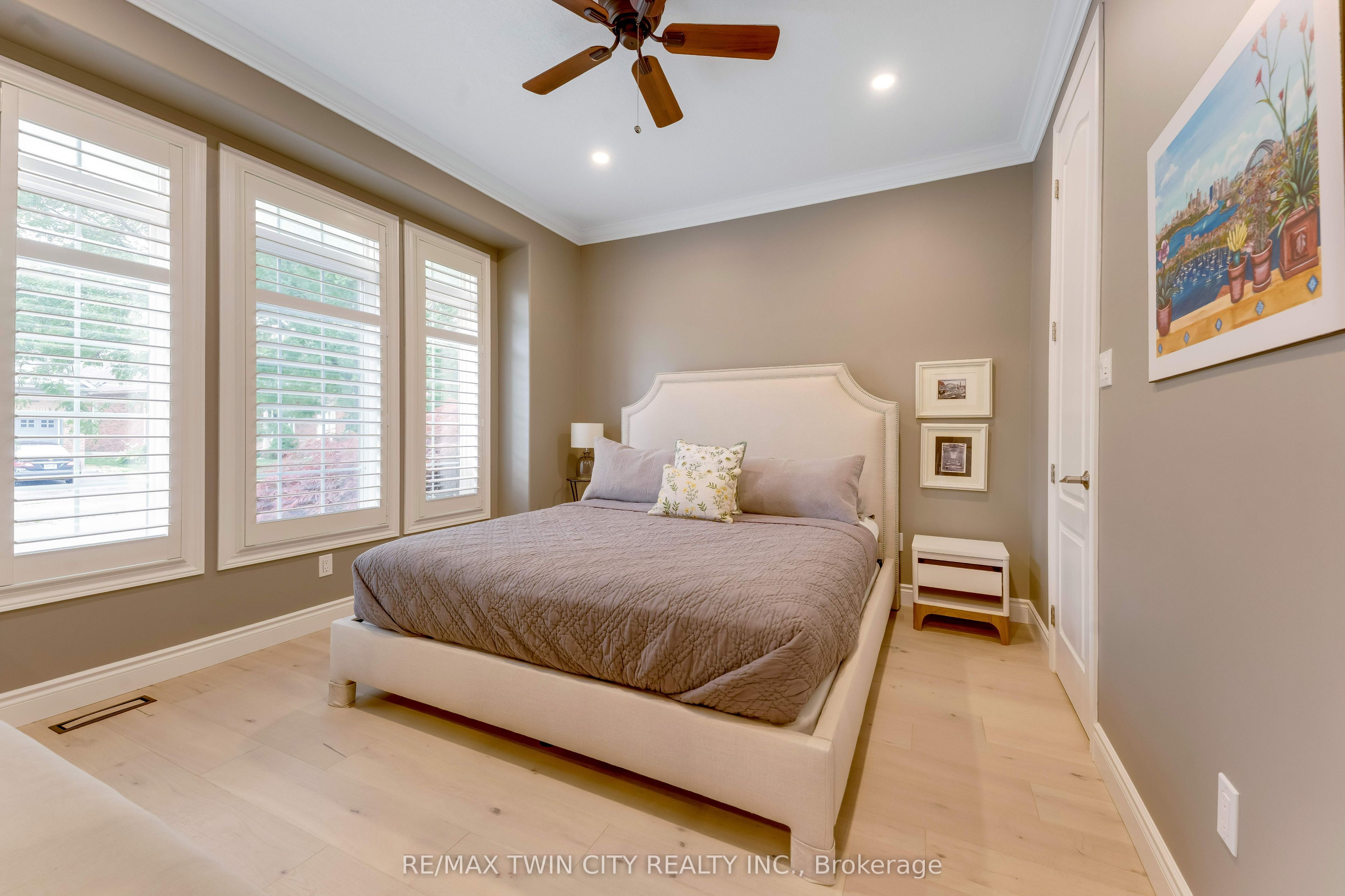 213 Edgewater Crescent